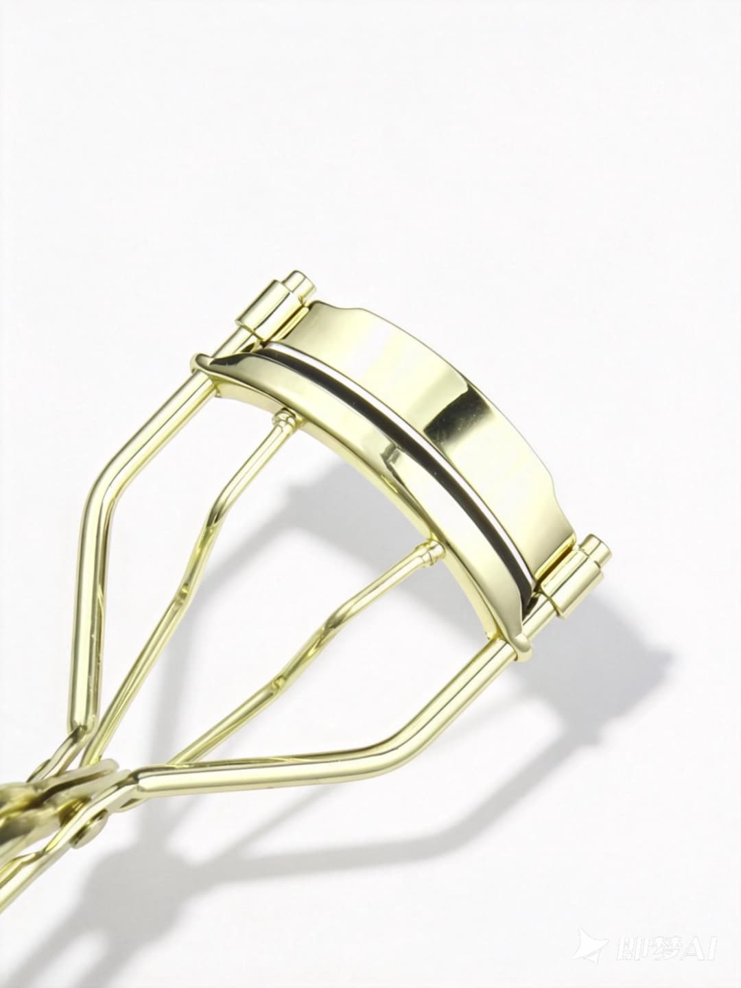 Metal hinge detail on the E1 eyelash curler